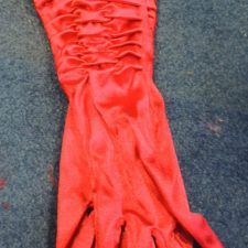 Red rouched gloves