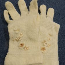 Cream knit gloves with flower detail